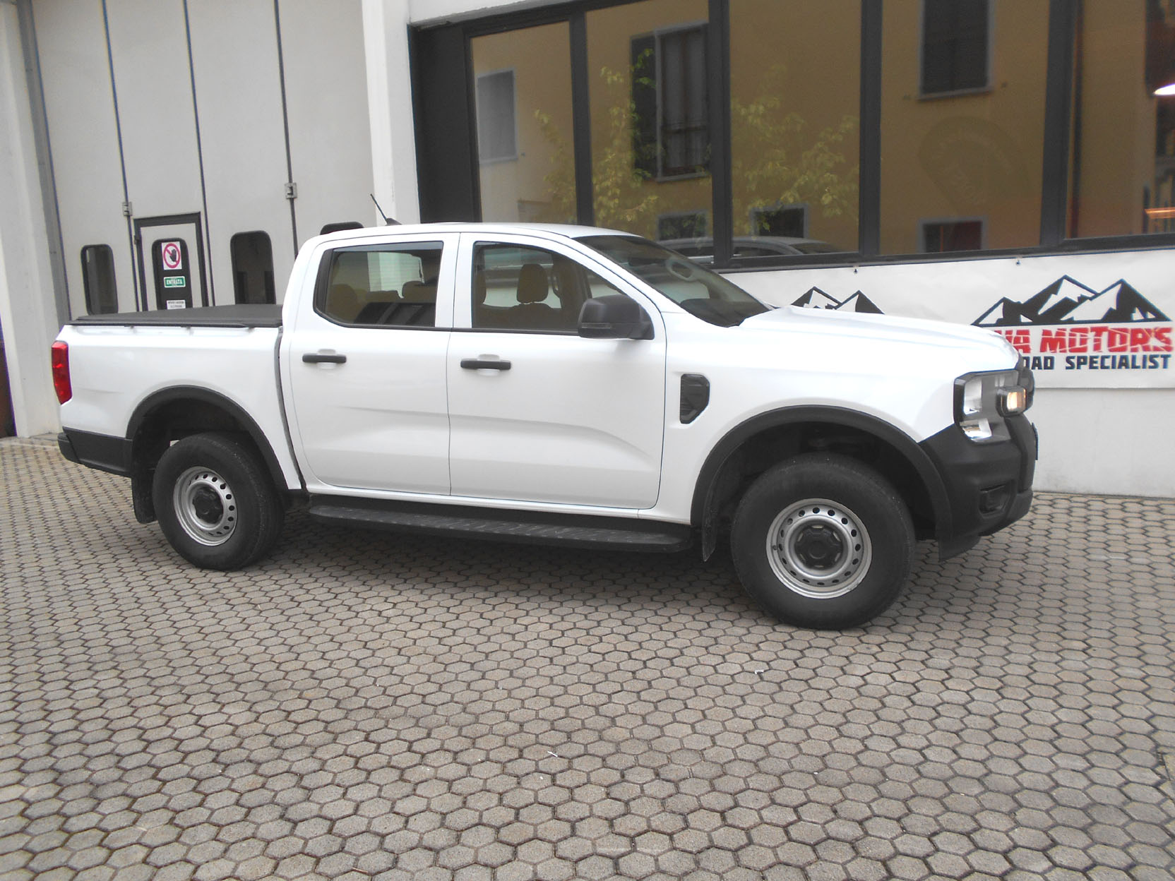 Ford Ranger DC bianco GP033YE foto1