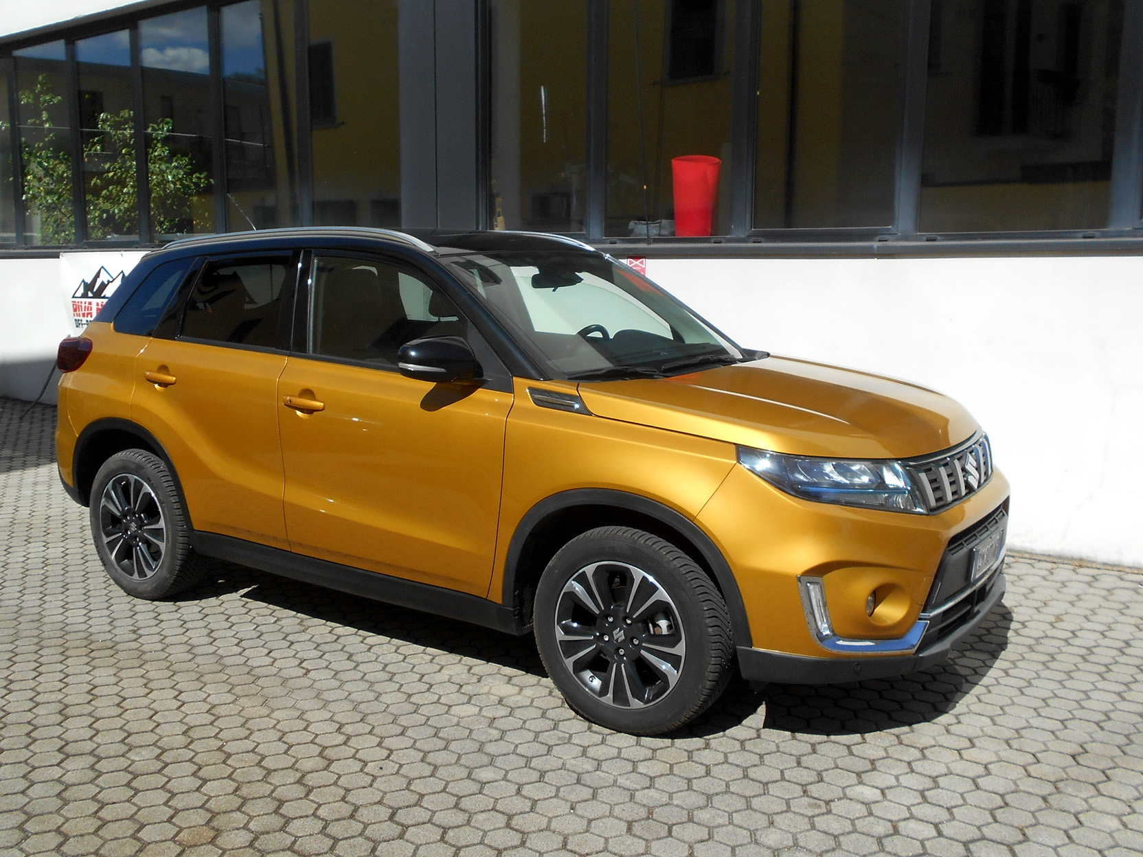 Suzuki Vitara Hyb giallo GM801AF foto1a