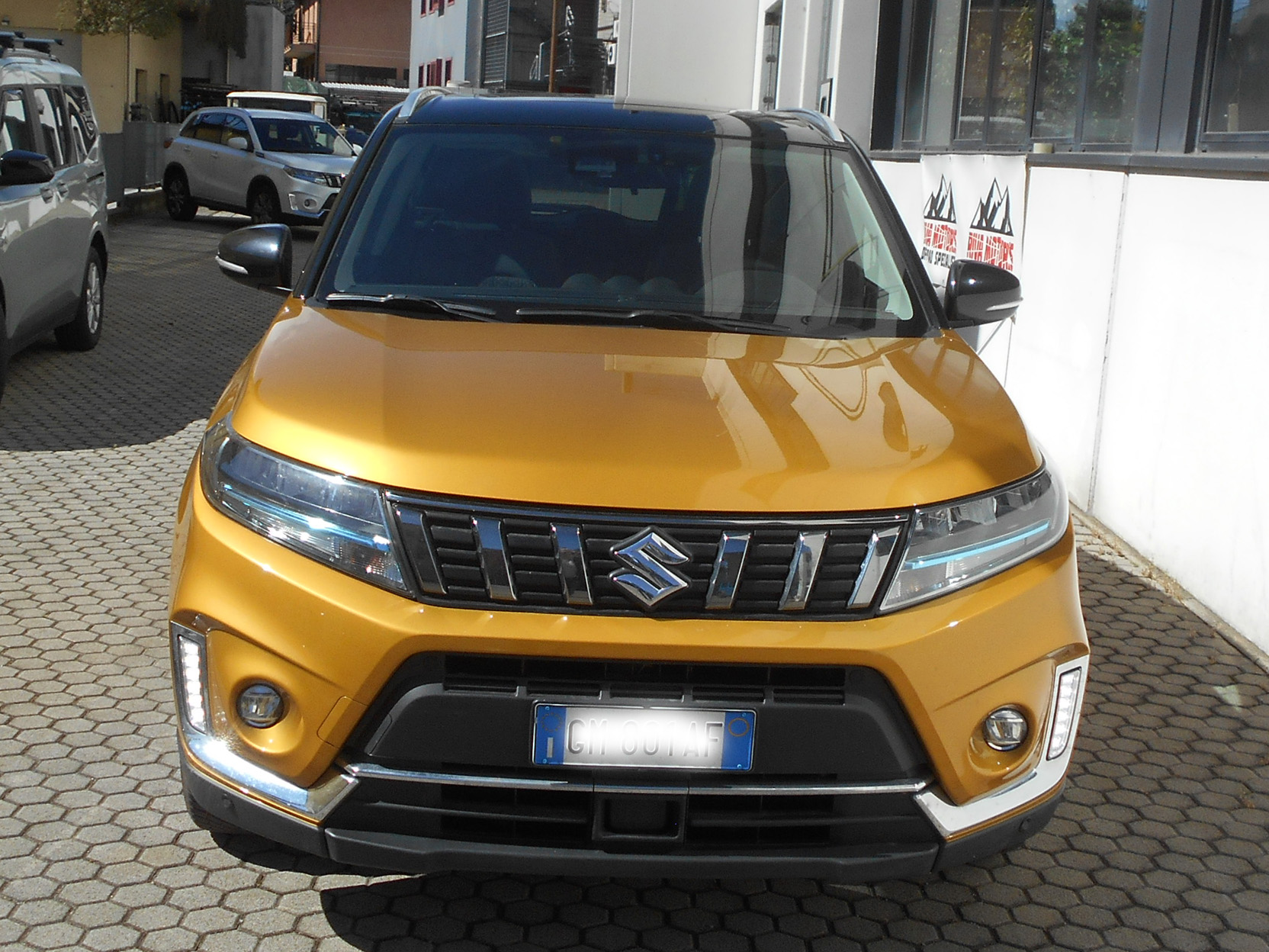 Suzuki Vitara Hyb giallo GM801AF foto1aa