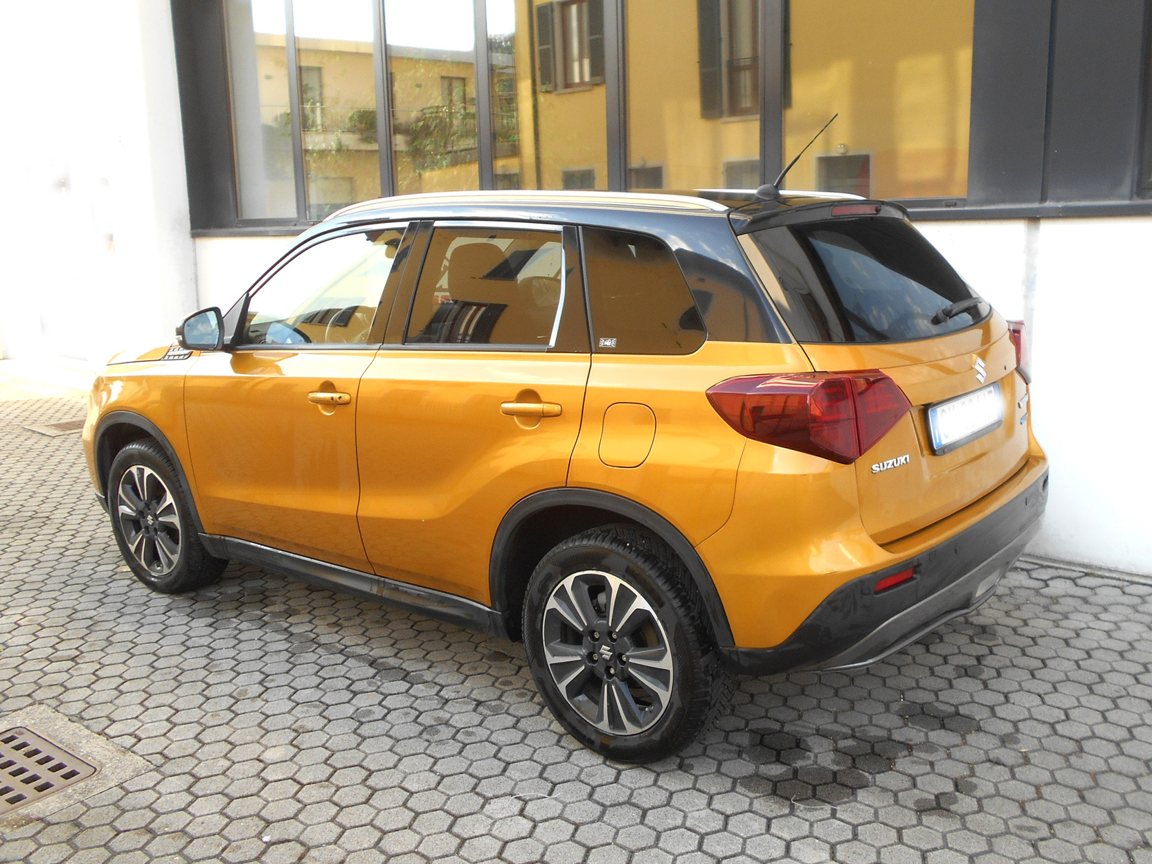 Suzuki Vitara Hyb giallo GM801AF provv2