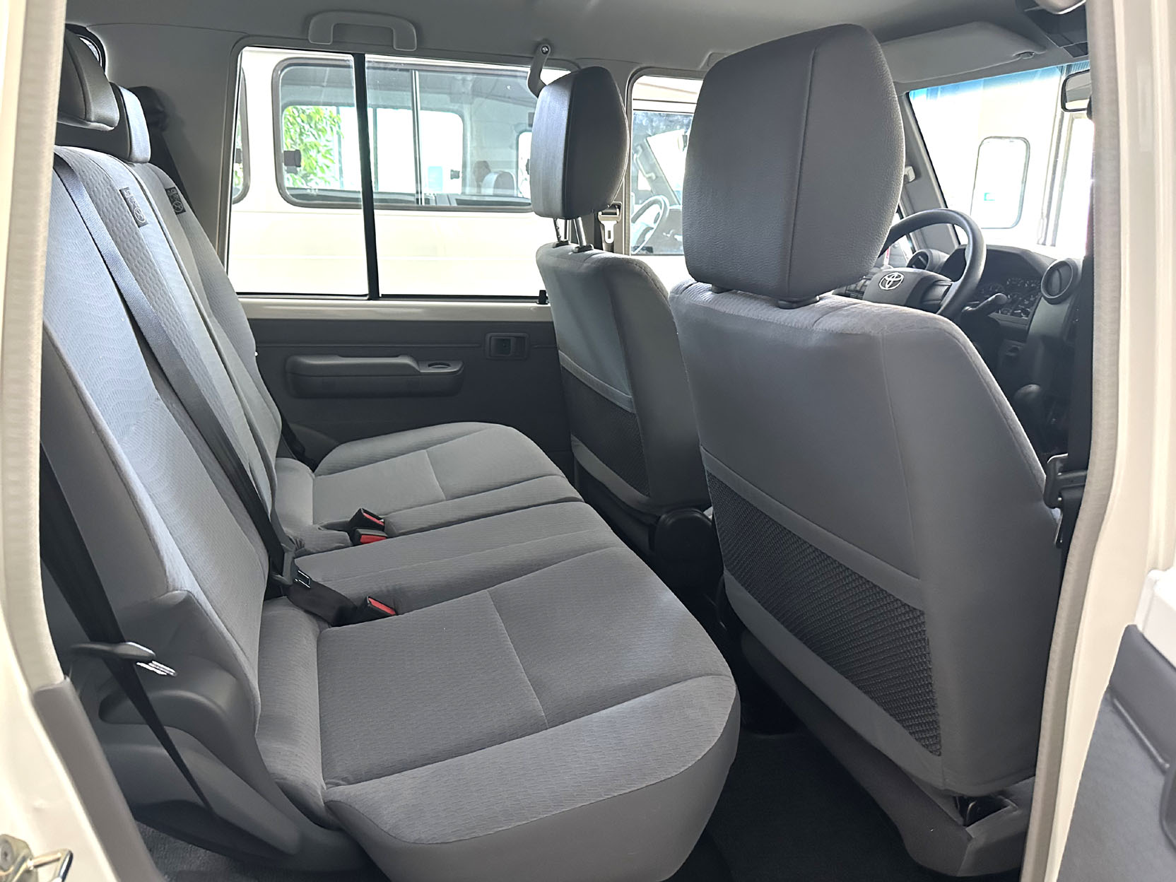 Toyota Landcruiser GRJ76 LX bianco foto4a