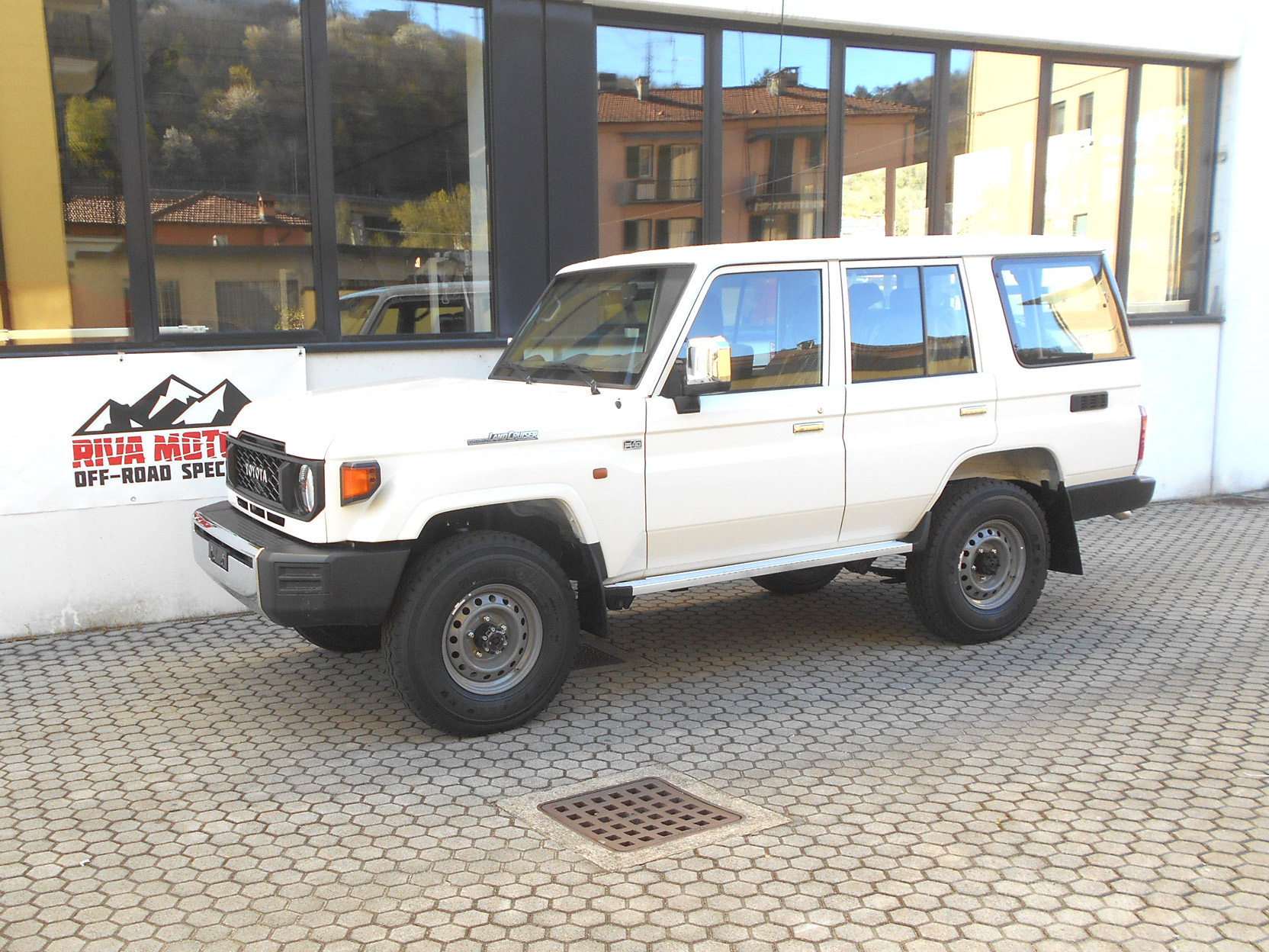Toyota Landcruiser GRJ76 bianco base MY26 foto1