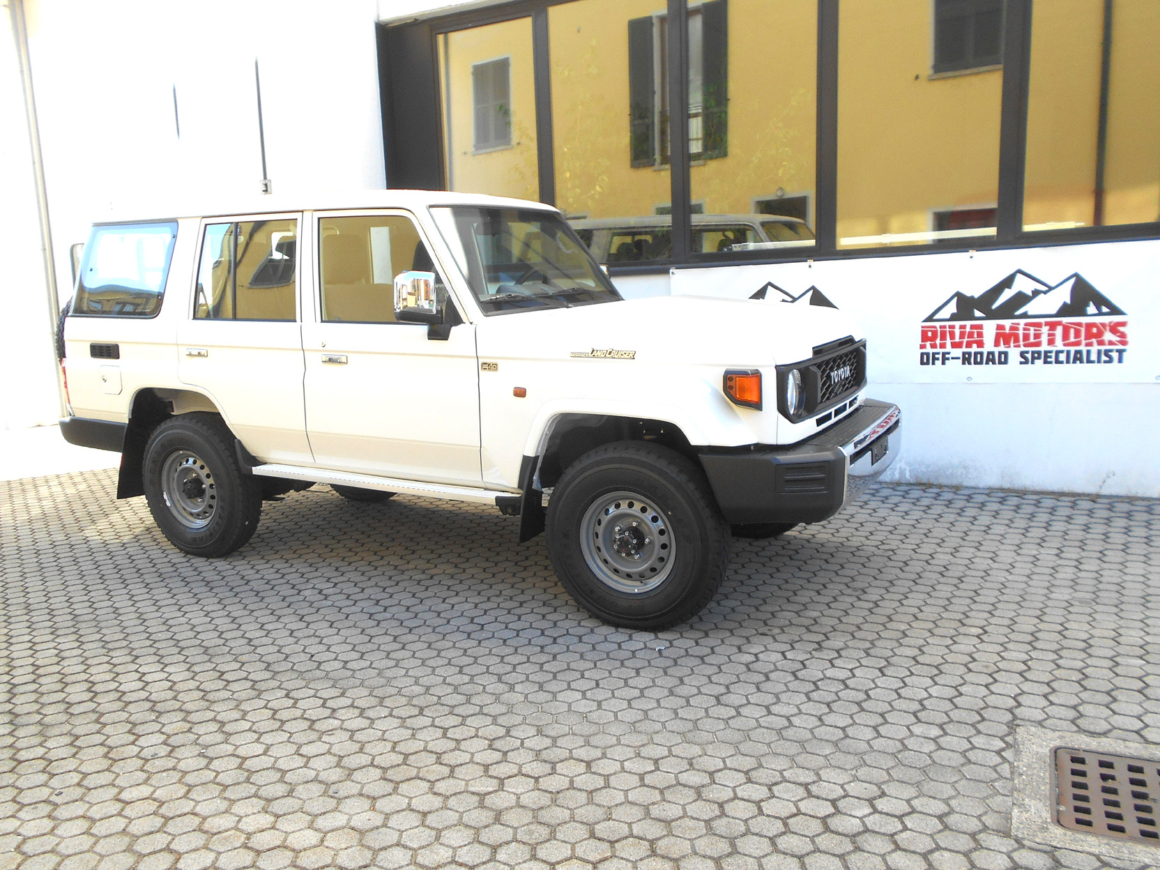 Toyota Landcruiser GRJ76 bianco base MY26 foto1a