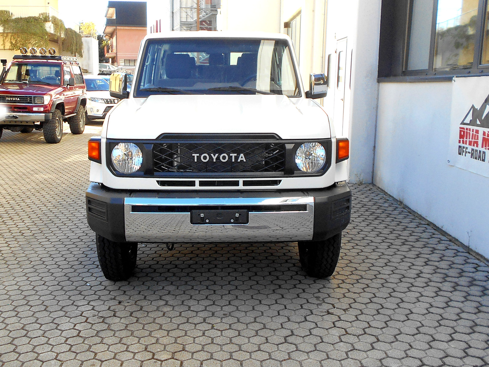 Toyota Landcruiser GRJ76 bianco base MY26 foto1aa