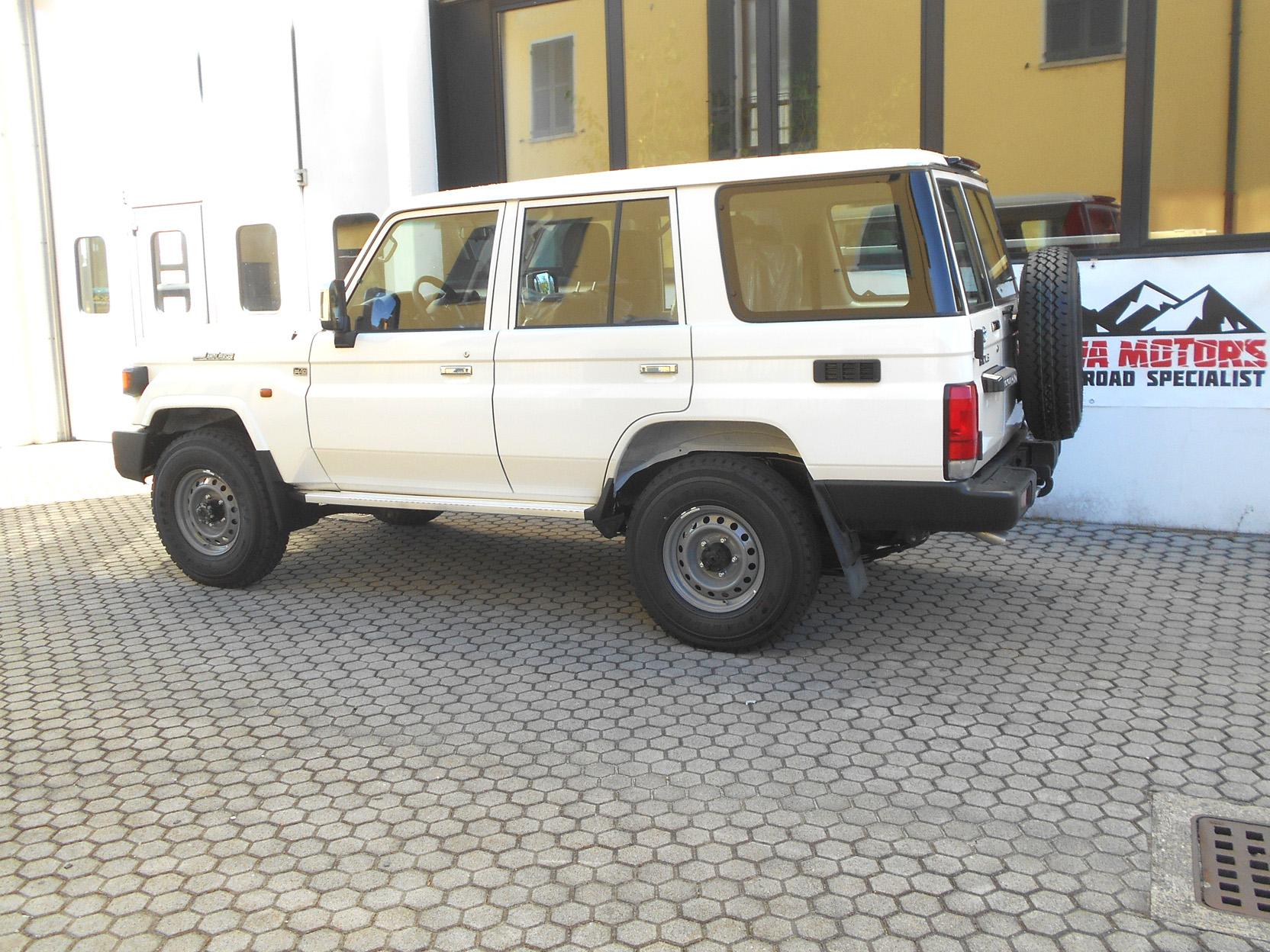 Toyota Landcruiser GRJ76 bianco base MY26 foto2