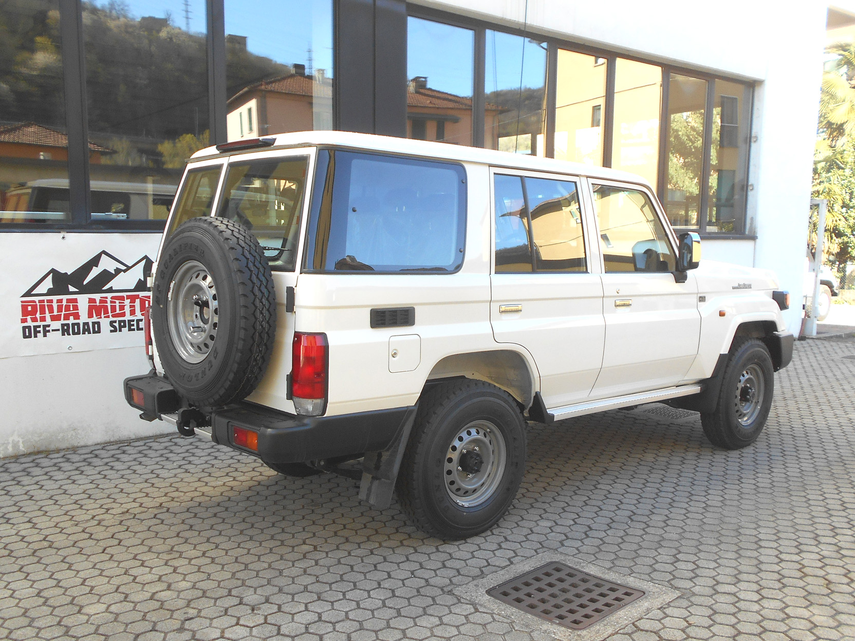Toyota Landcruiser GRJ76 bianco base MY26 foto2a