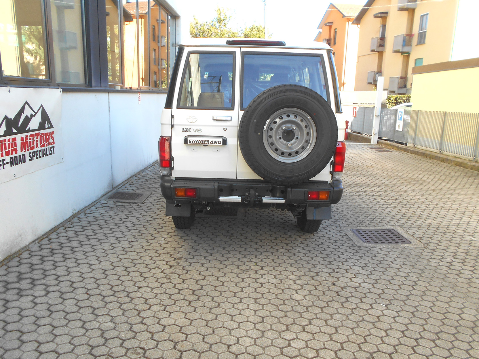 Toyota Landcruiser GRJ76 bianco base MY26 foto2aa