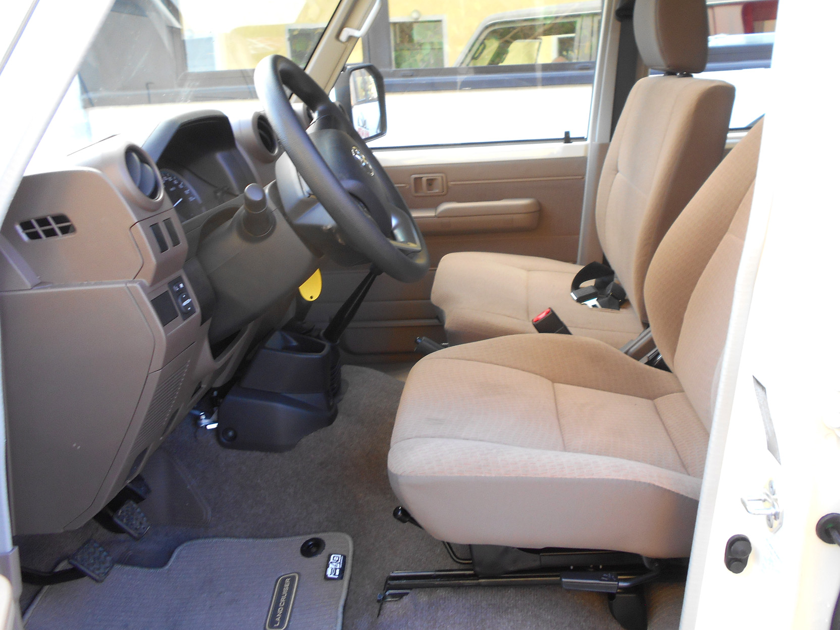 Toyota Landcruiser GRJ76 bianco base MY26 foto3