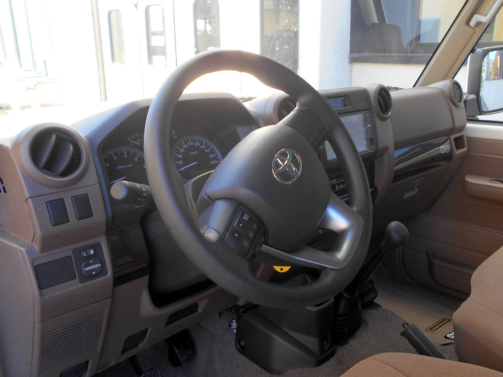 Toyota Landcruiser GRJ76 bianco base MY26 foto3v
