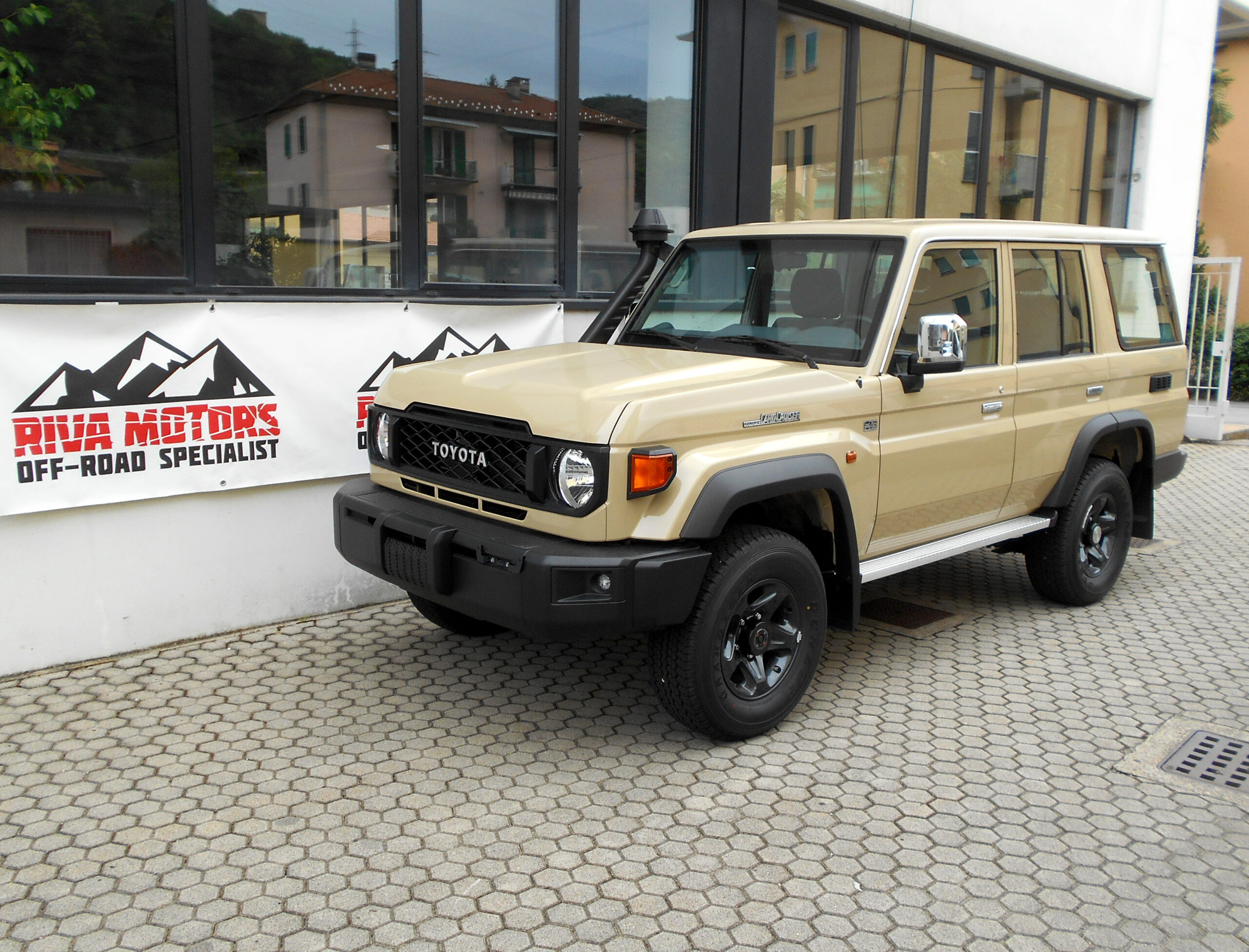 Toyota Landcruiser GRJ76 full beige provv1