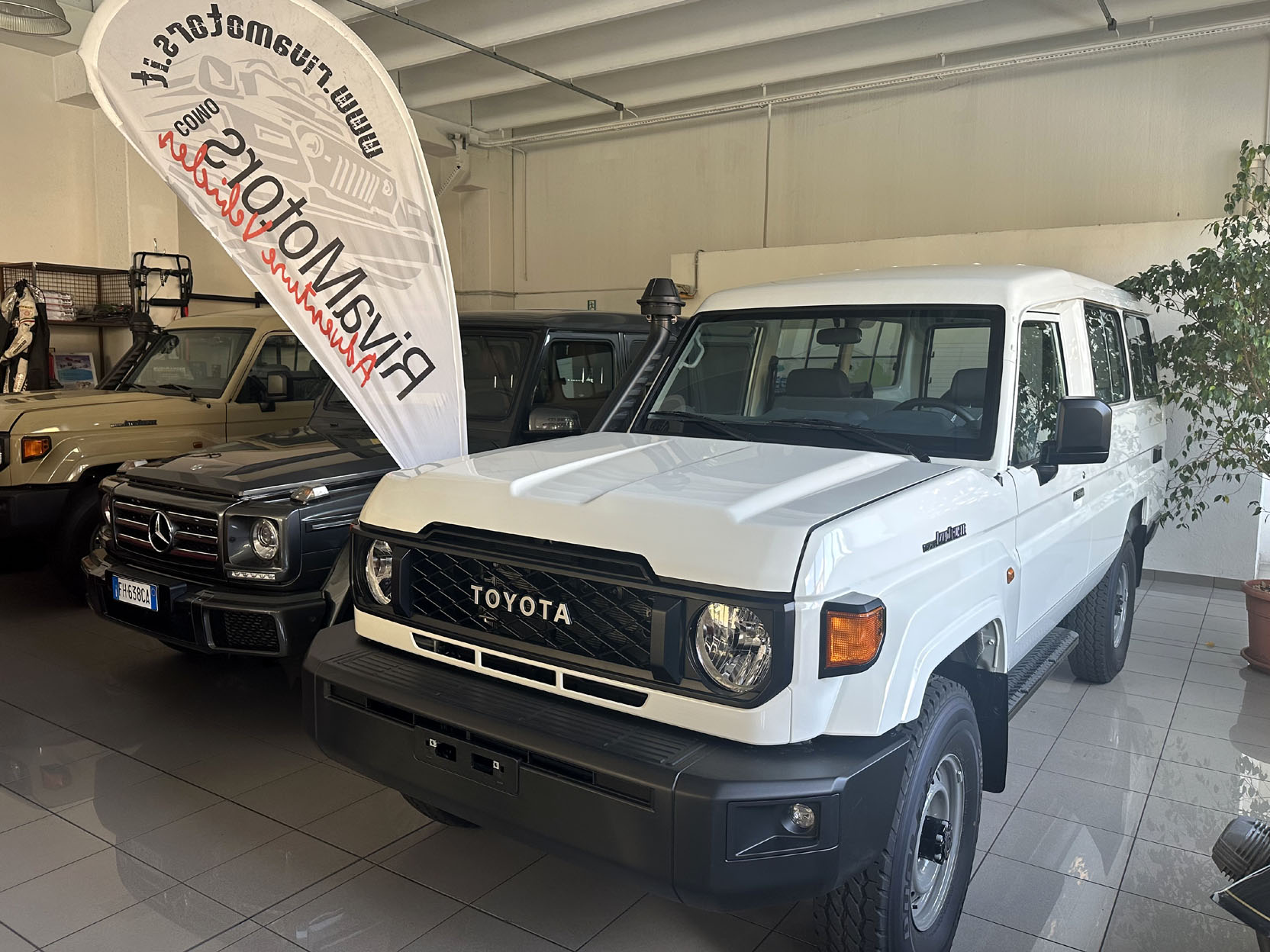 Toyota Landcruiser GRJ78 Bianco 2025 foto1