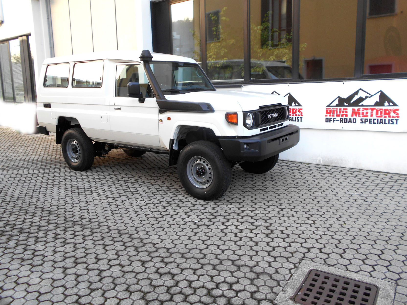 Toyota Landcruiser GRJ78 bianco MY25 foto1a