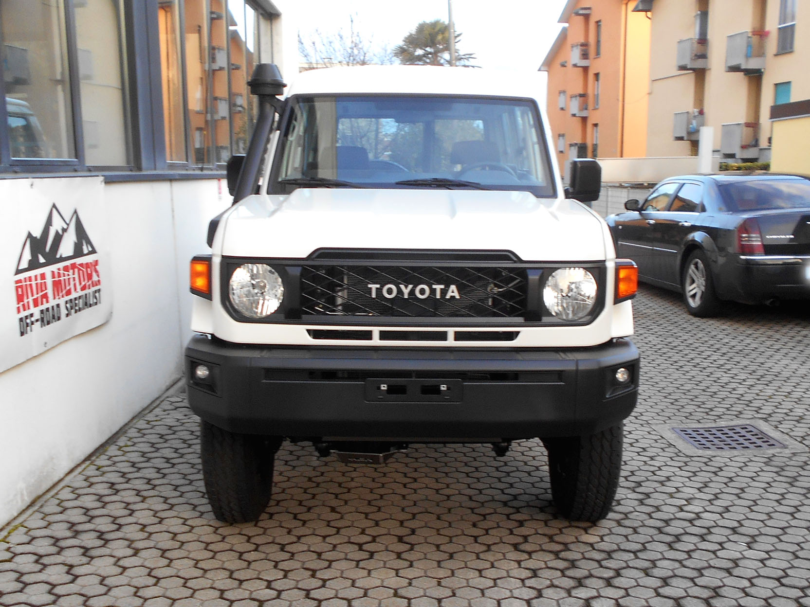 Toyota Landcruiser GRJ78 bianco MY25 foto1aa