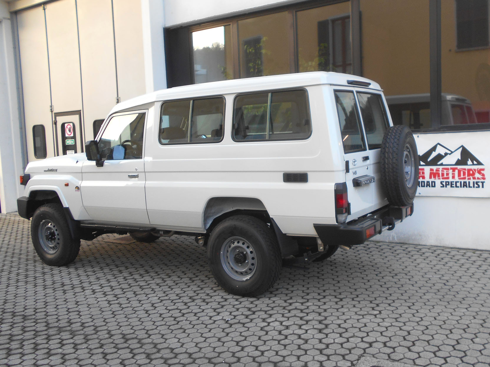 Toyota Landcruiser GRJ78 bianco MY25 foto2