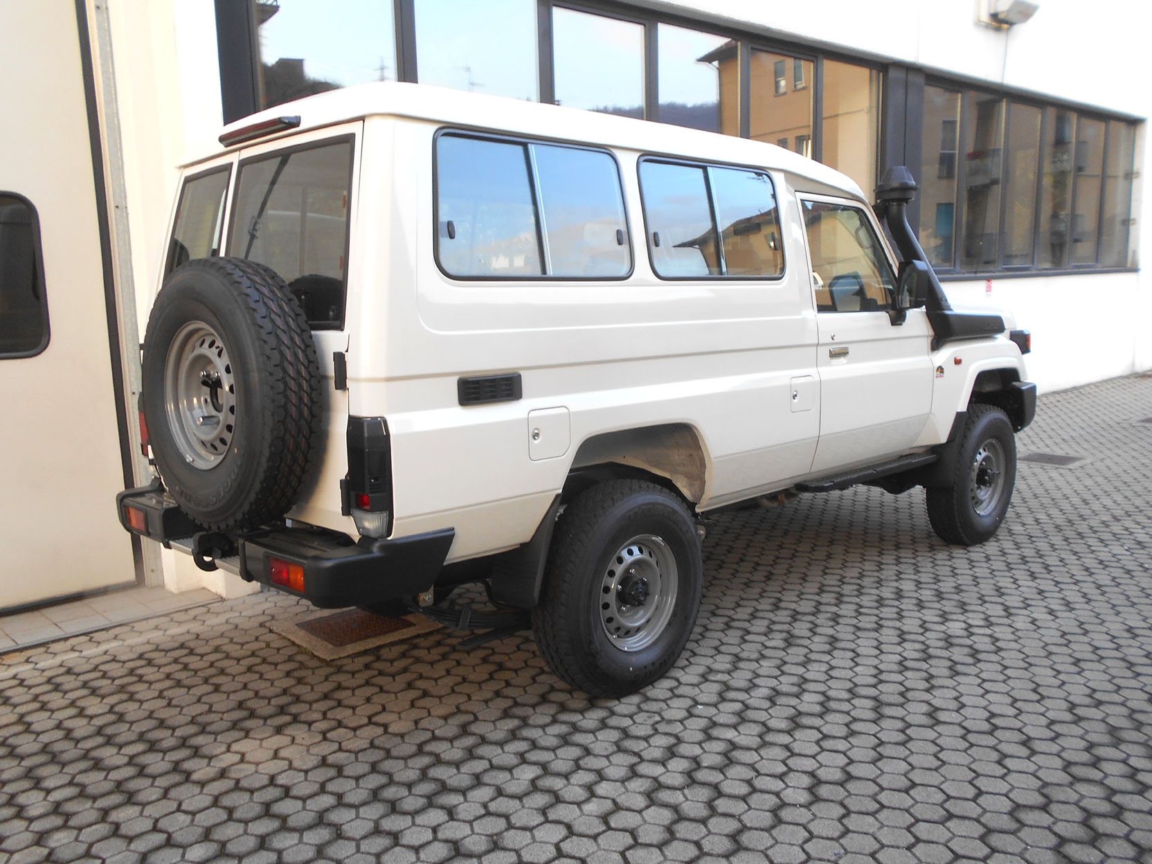 Toyota Landcruiser GRJ78 bianco MY25 foto2a