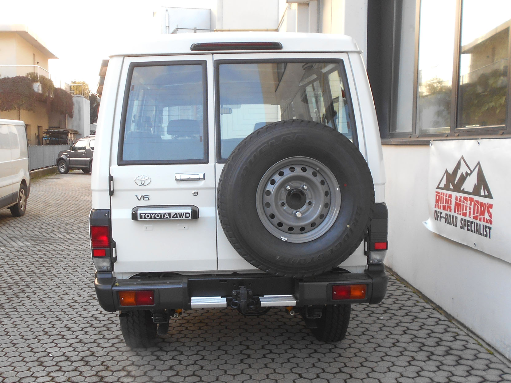 Toyota Landcruiser GRJ78 bianco MY25 foto2aa