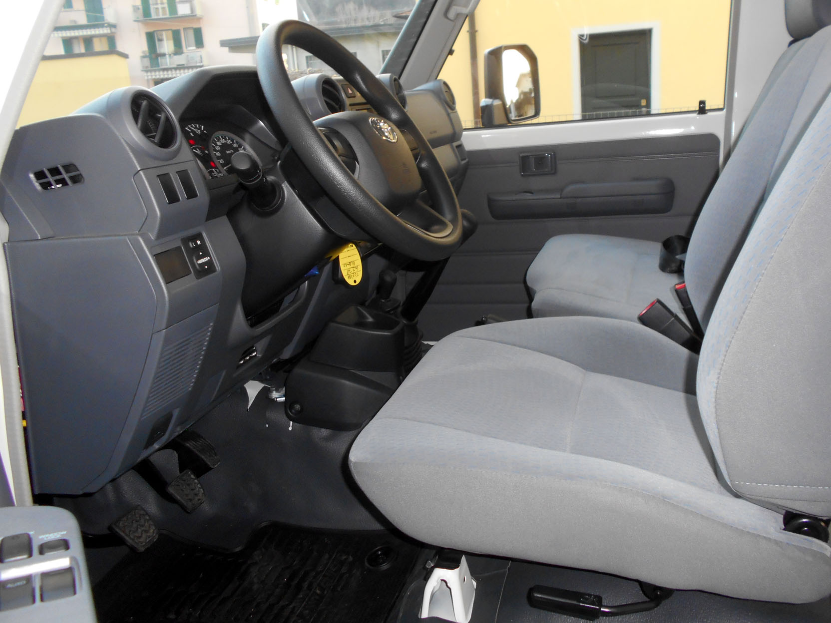 Toyota Landcruiser GRJ78 bianco MY25 foto3
