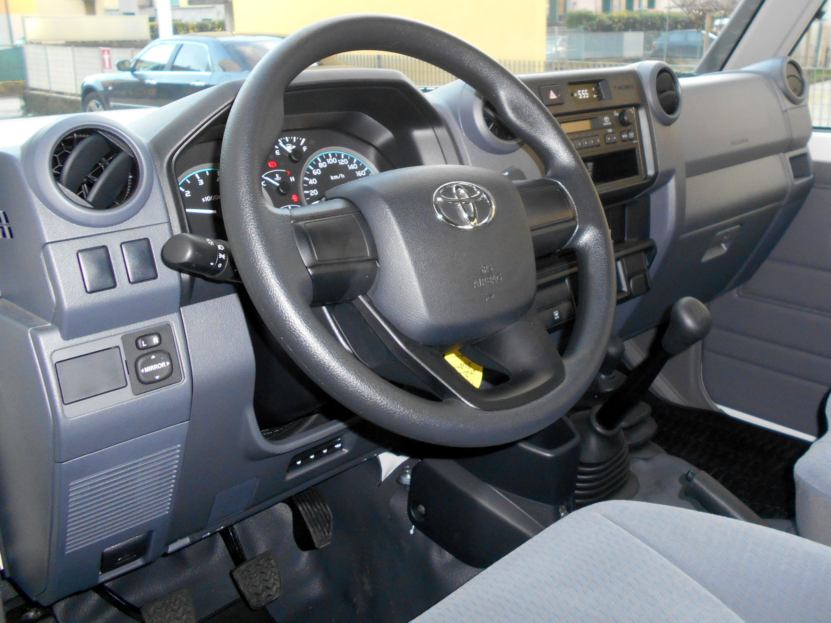 Toyota Landcruiser GRJ78 bianco MY25 foto3v