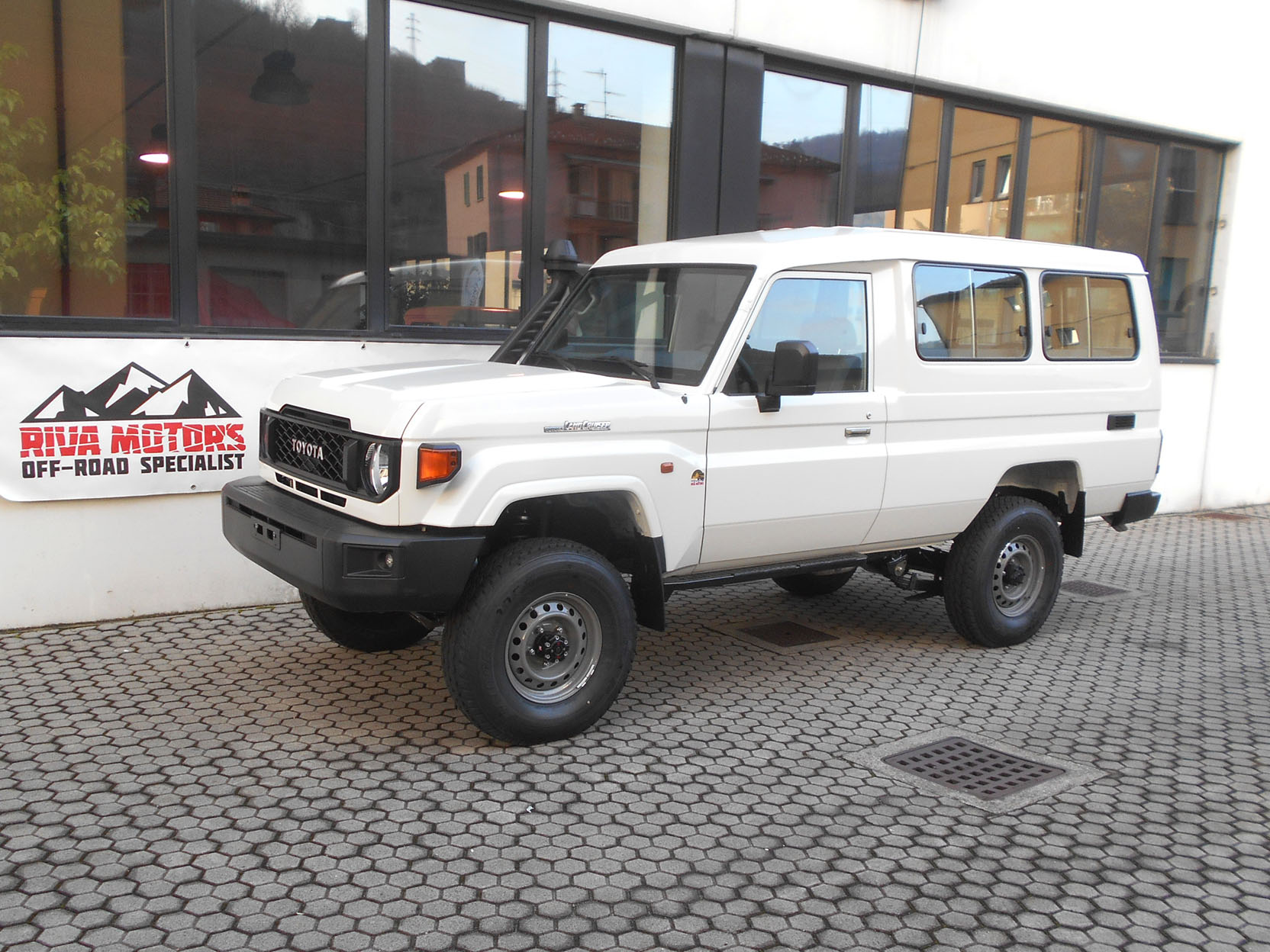 Toyota Landcruiser GRJ78 bianco
