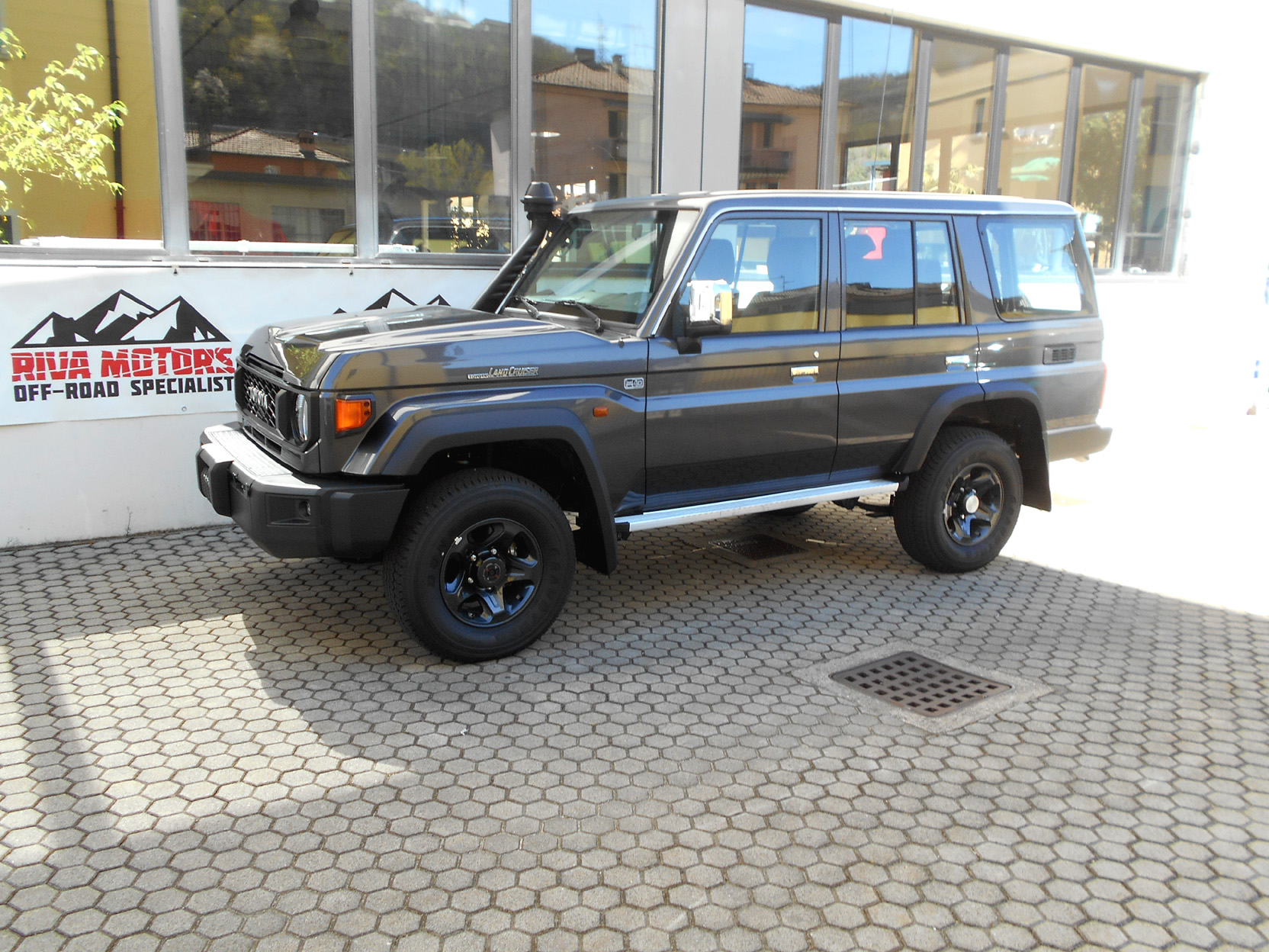 Toyota Landcruiser GRJ76 grigio MY26 foto1_