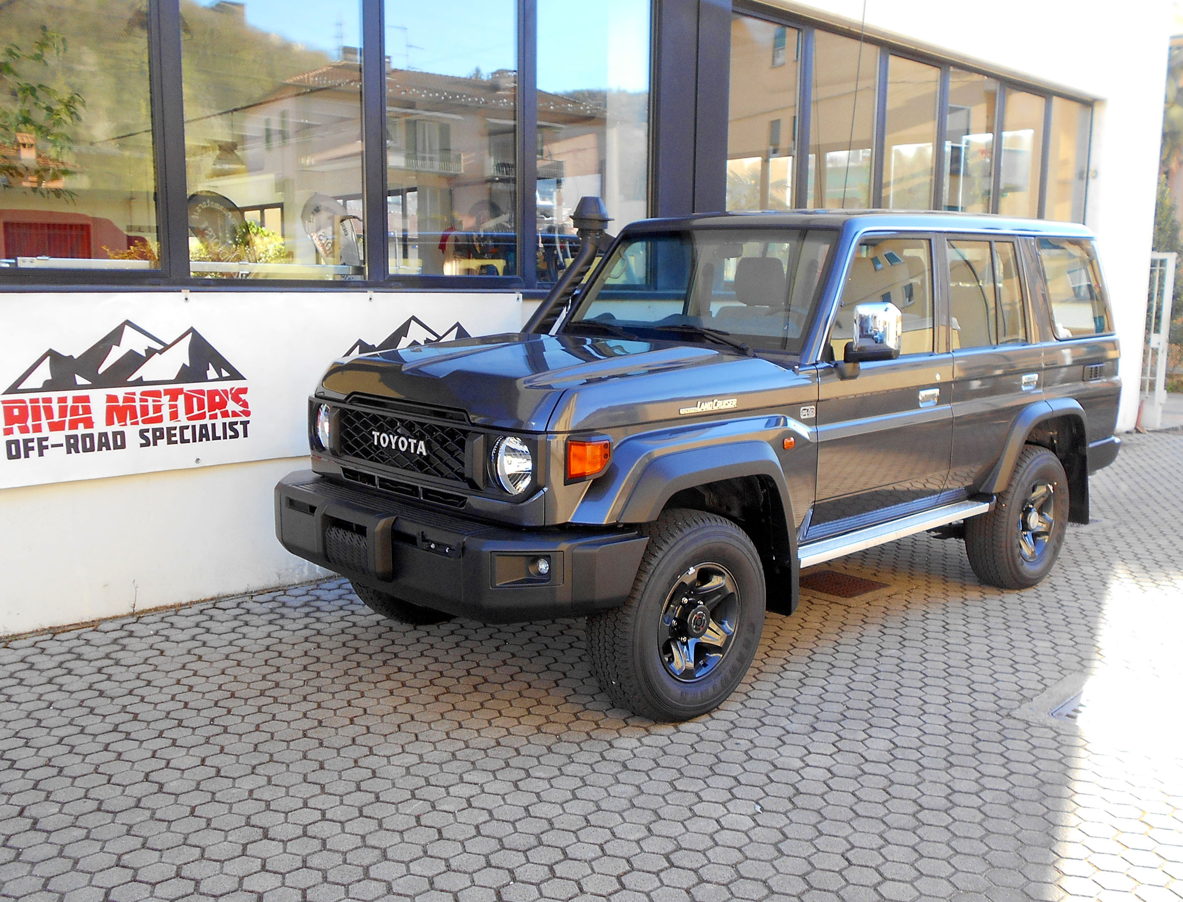 Toyota Landcruiser GRJ76 grigio MY26 foto1__