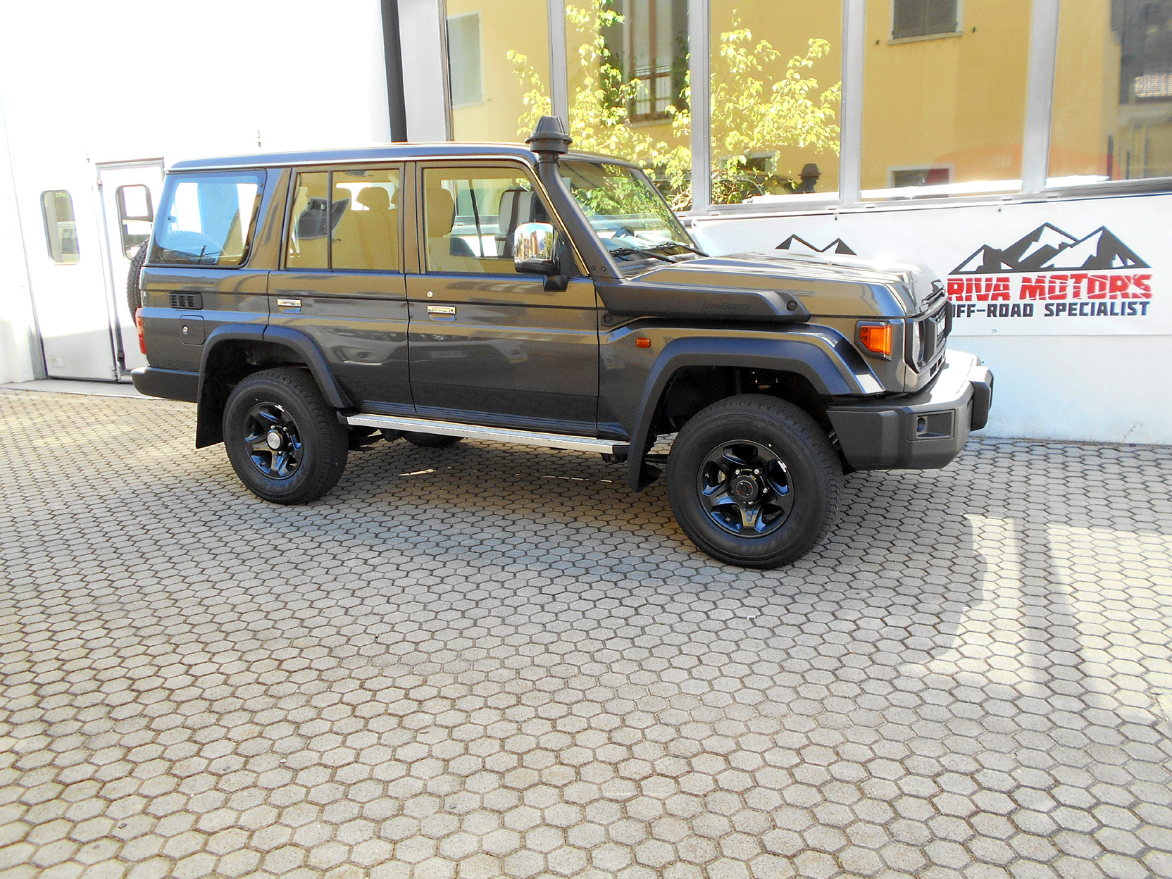 Toyota Landcruiser GRJ76 grigio MY26 foto1a