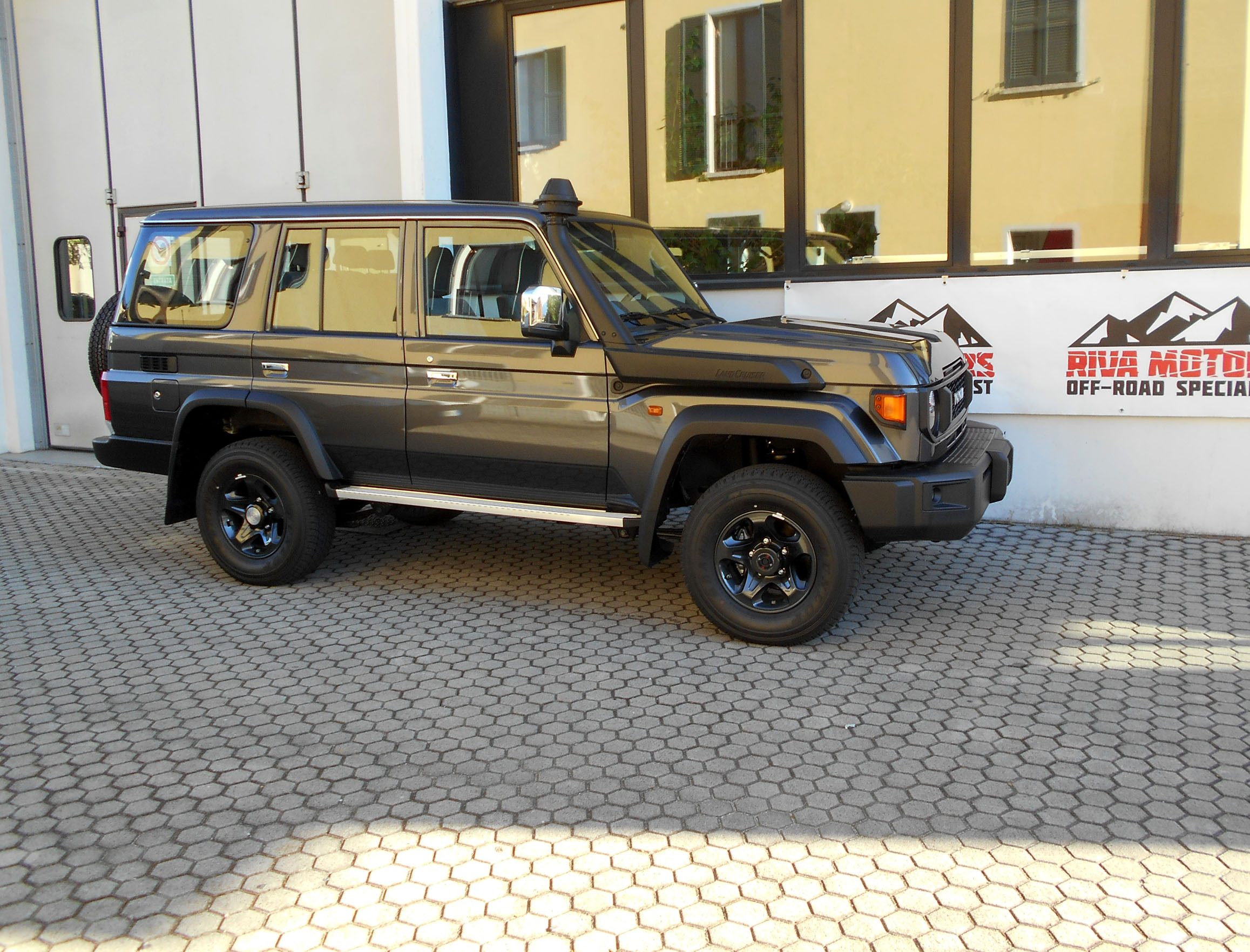 Toyota Landcruiser GRJ76 grigio MY26 foto1a__