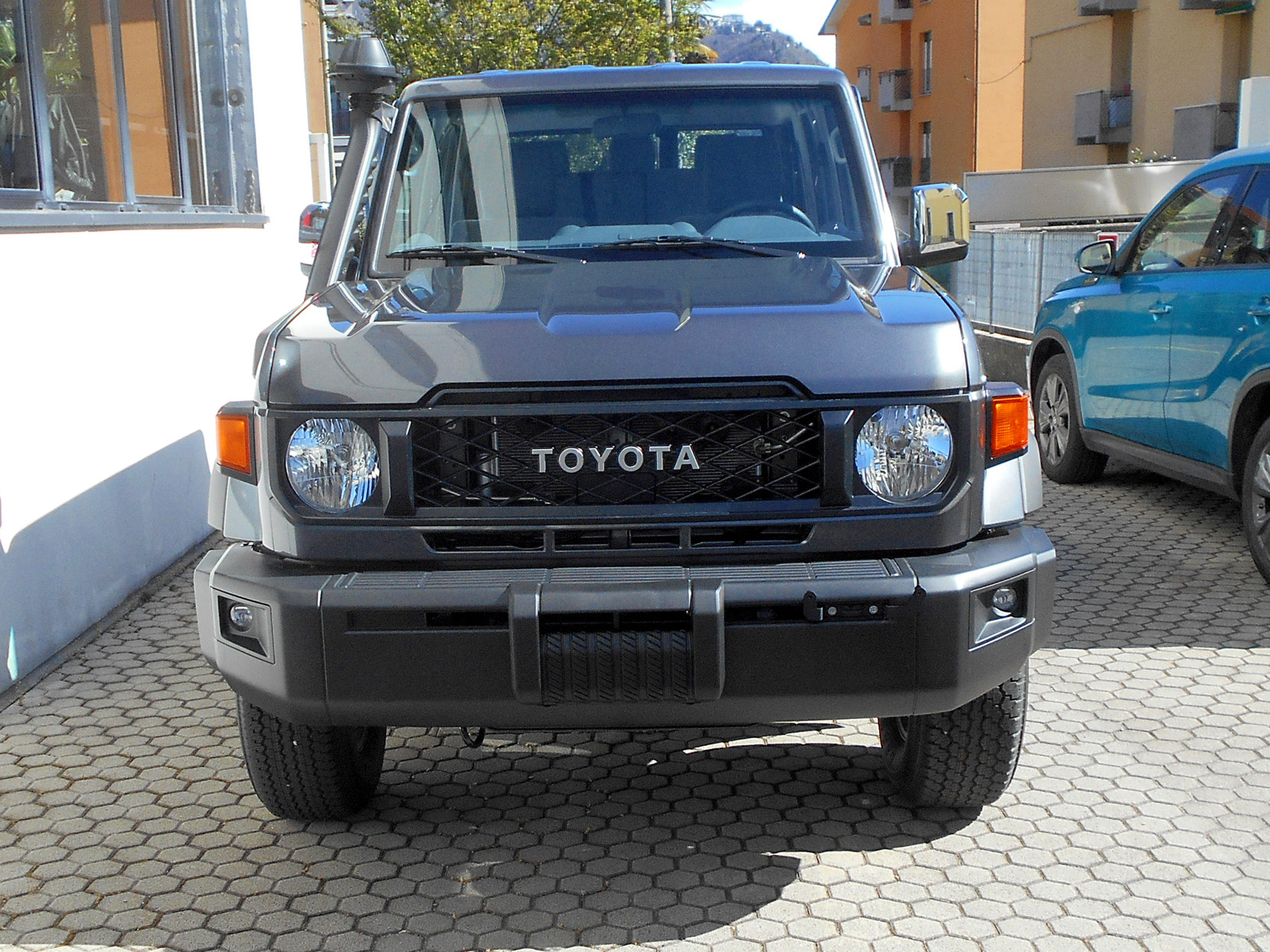 Toyota Landcruiser GRJ76 grigio MY26 foto1aa
