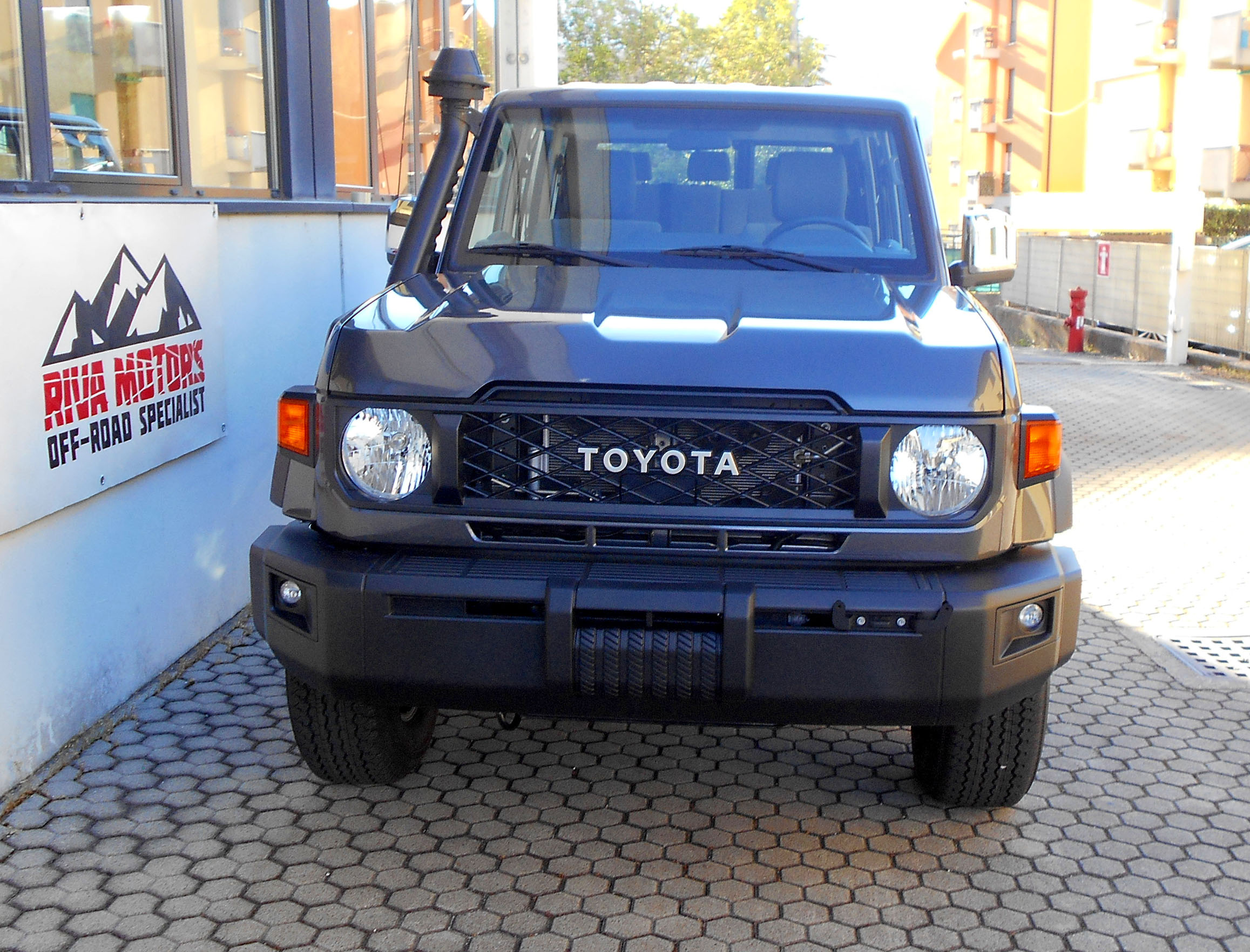 Toyota Landcruiser GRJ76 grigio MY26 foto1aa__
