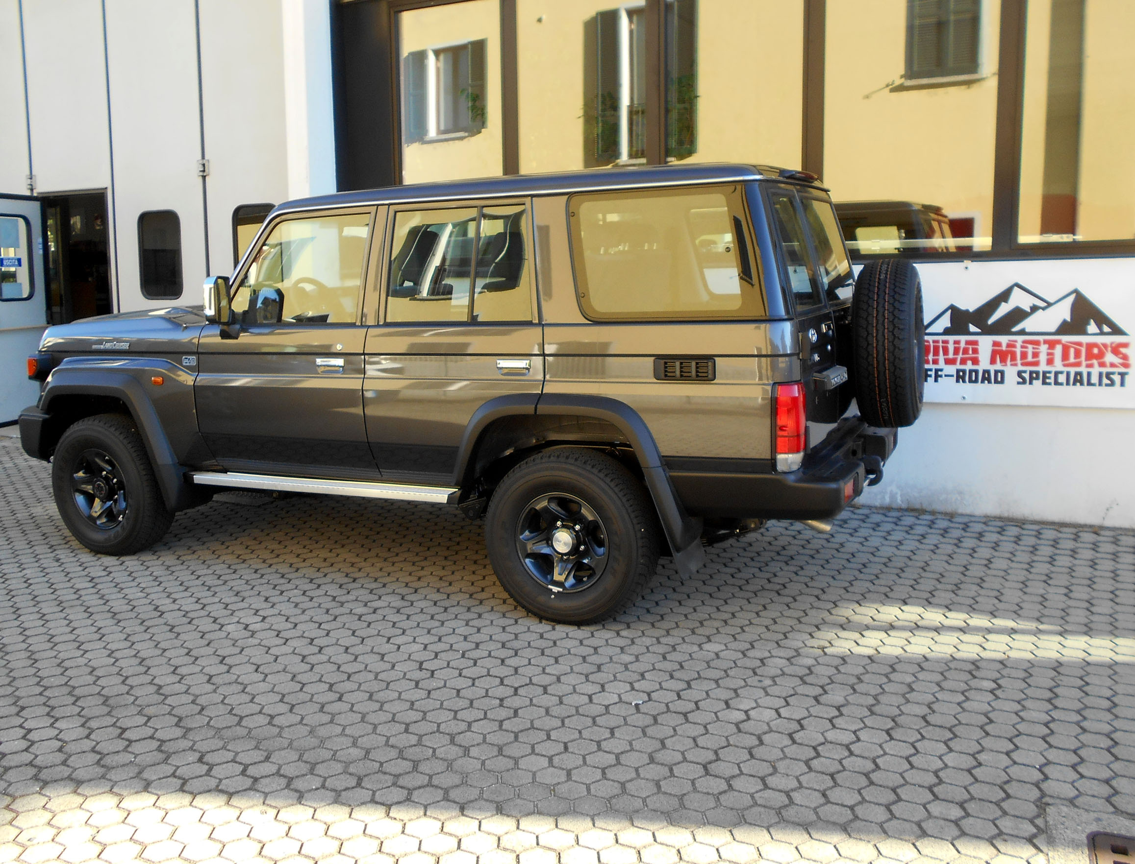 Toyota Landcruiser GRJ76 grigio MY26 foto2__
