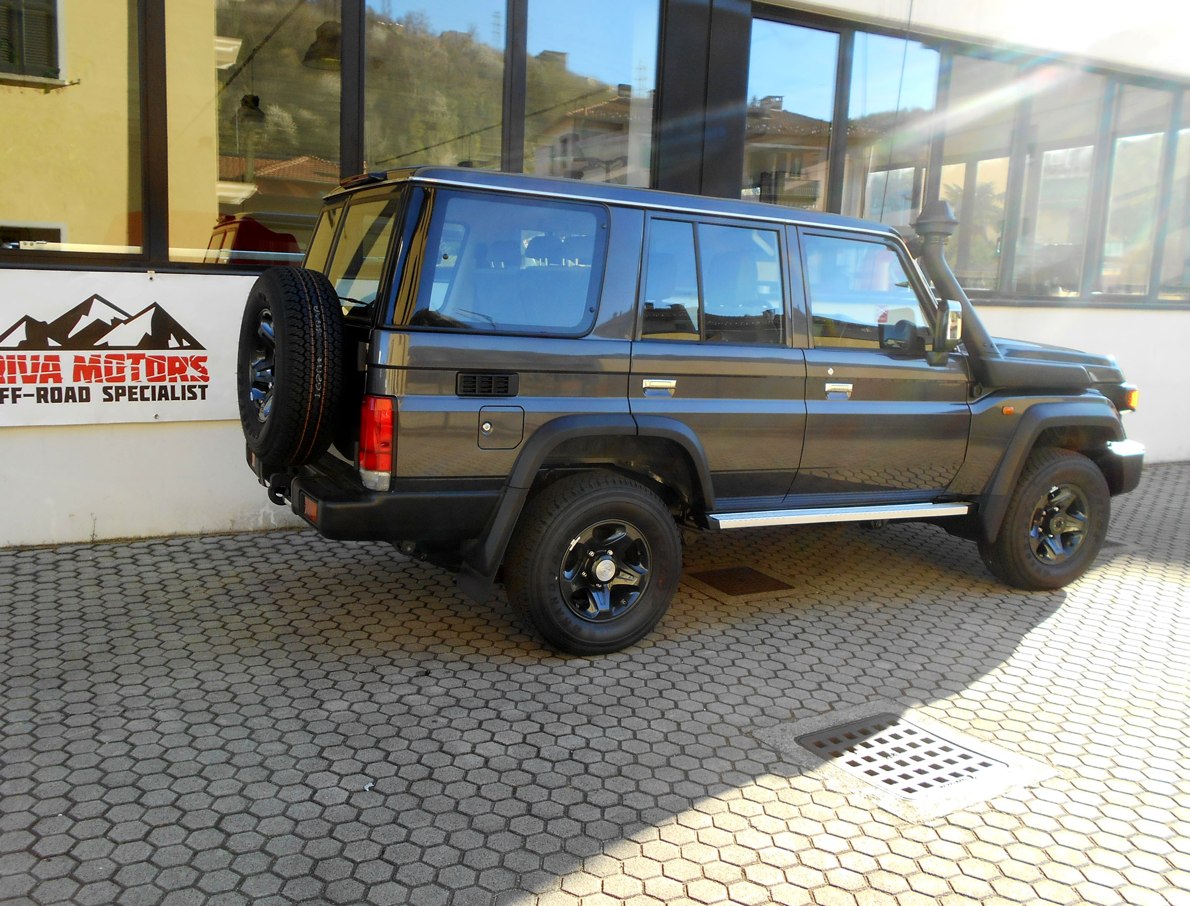 Toyota Landcruiser GRJ76 grigio MY26 foto2a__