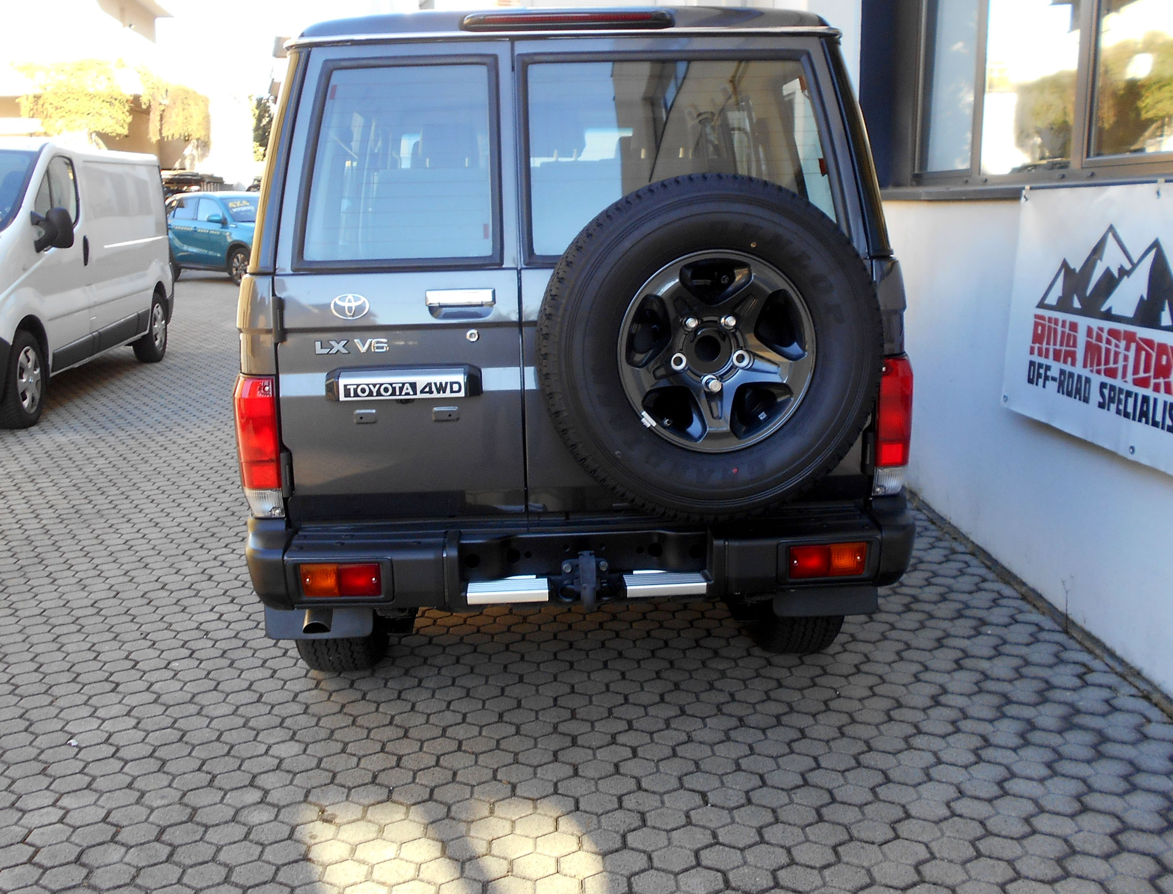Toyota Landcruiser GRJ76 grigio MY26 foto2aa__