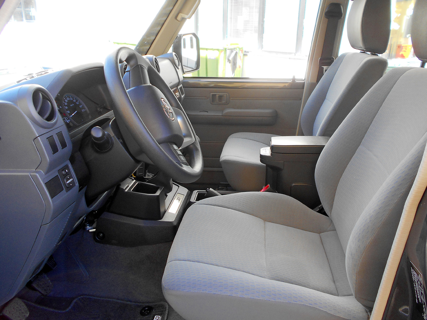Toyota Landcruiser GRJ76 grigio MY26 foto3