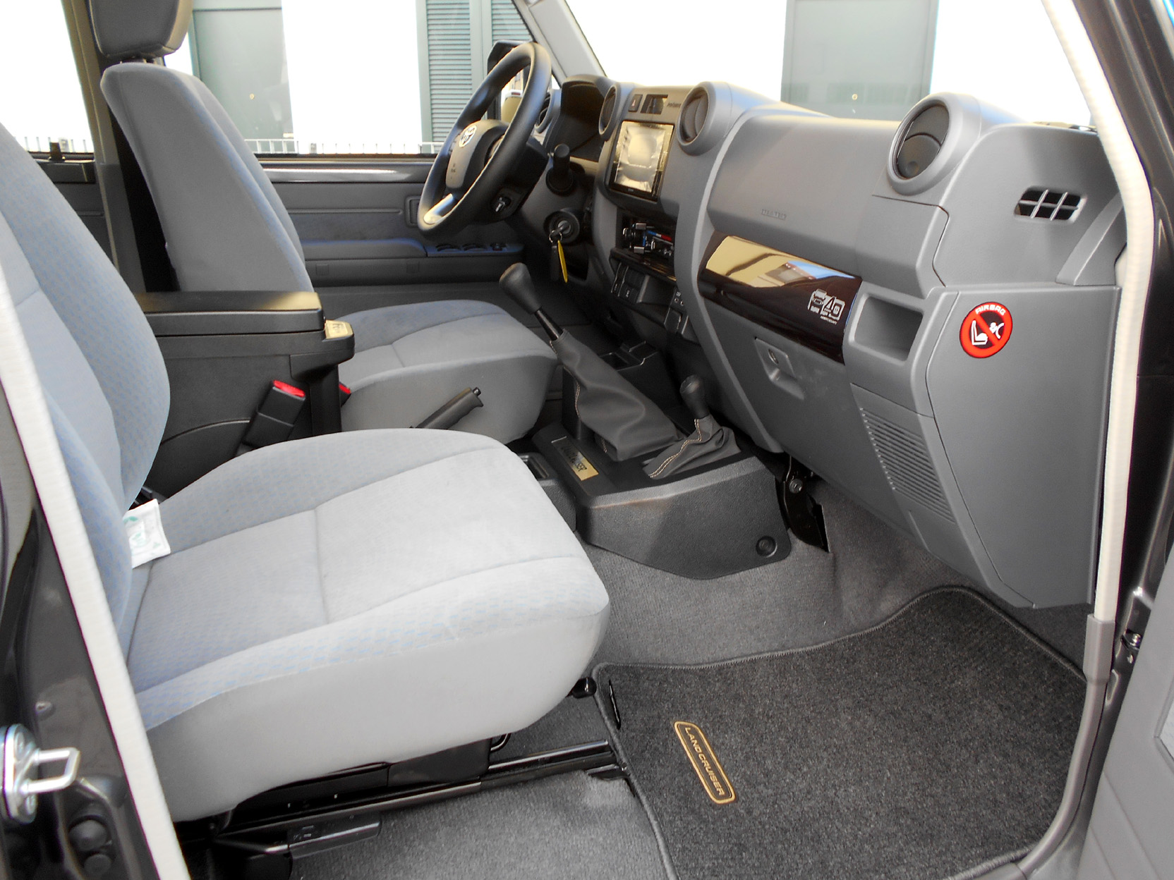 Toyota Landcruiser GRJ76 grigio MY26 foto3a